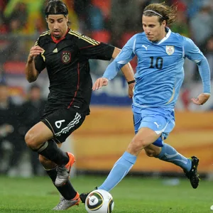 Sami Khedira, Diego Forlan und Bastian Schweinsteiger im Kampf um den Ball bei der WM 2010