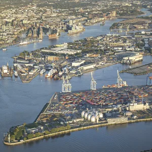 Luftaufnahme des Hafen Hamburg mit Elbe, Elbphilharmonie, Speicherstadt, Hafen City, Container Terminals, Landungsbrücke