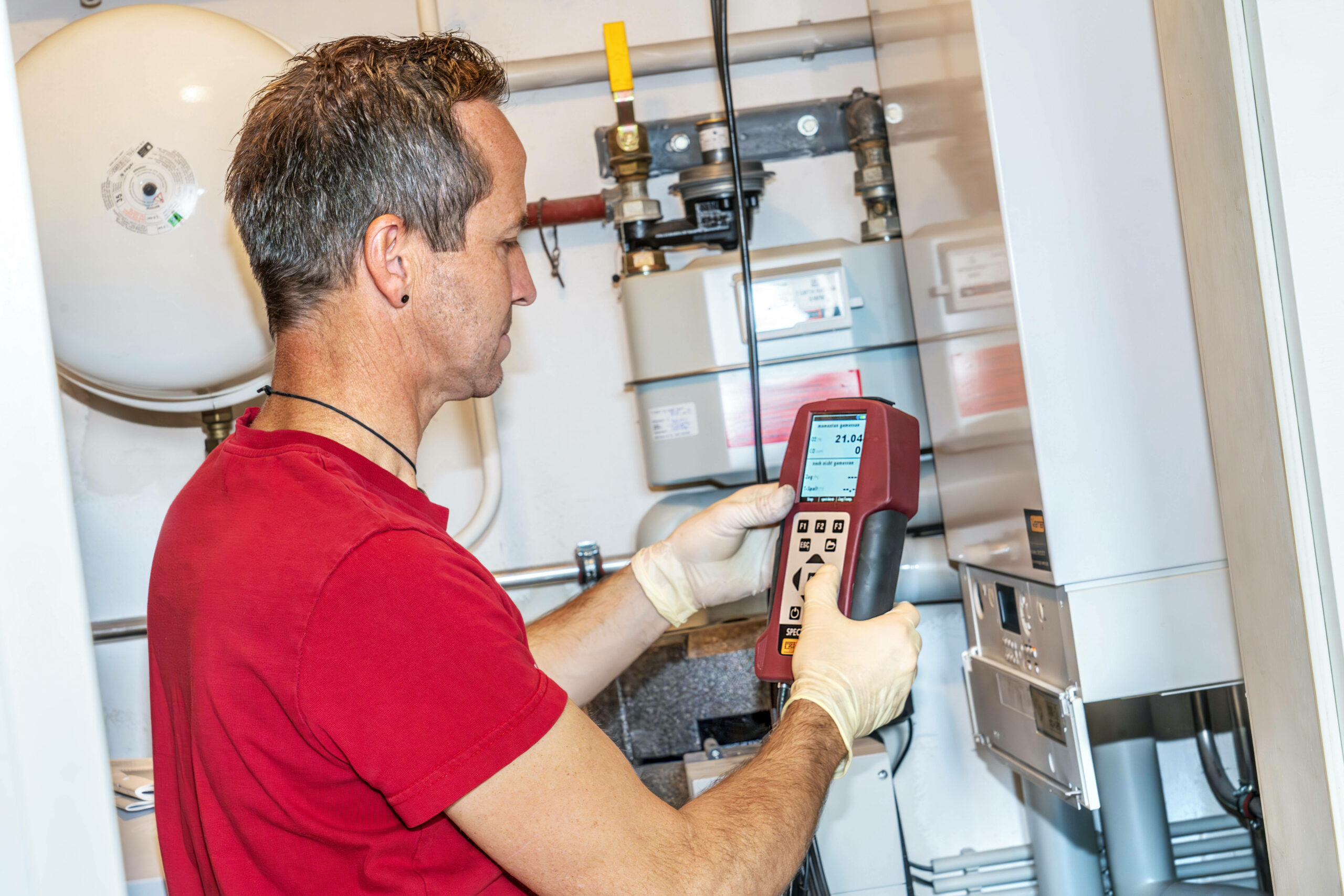 Ein Heizungsbauer kontrolliert eine Gasheizung (Symbolbild).