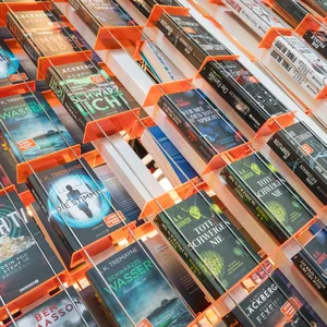 Bücher im Bücherregal