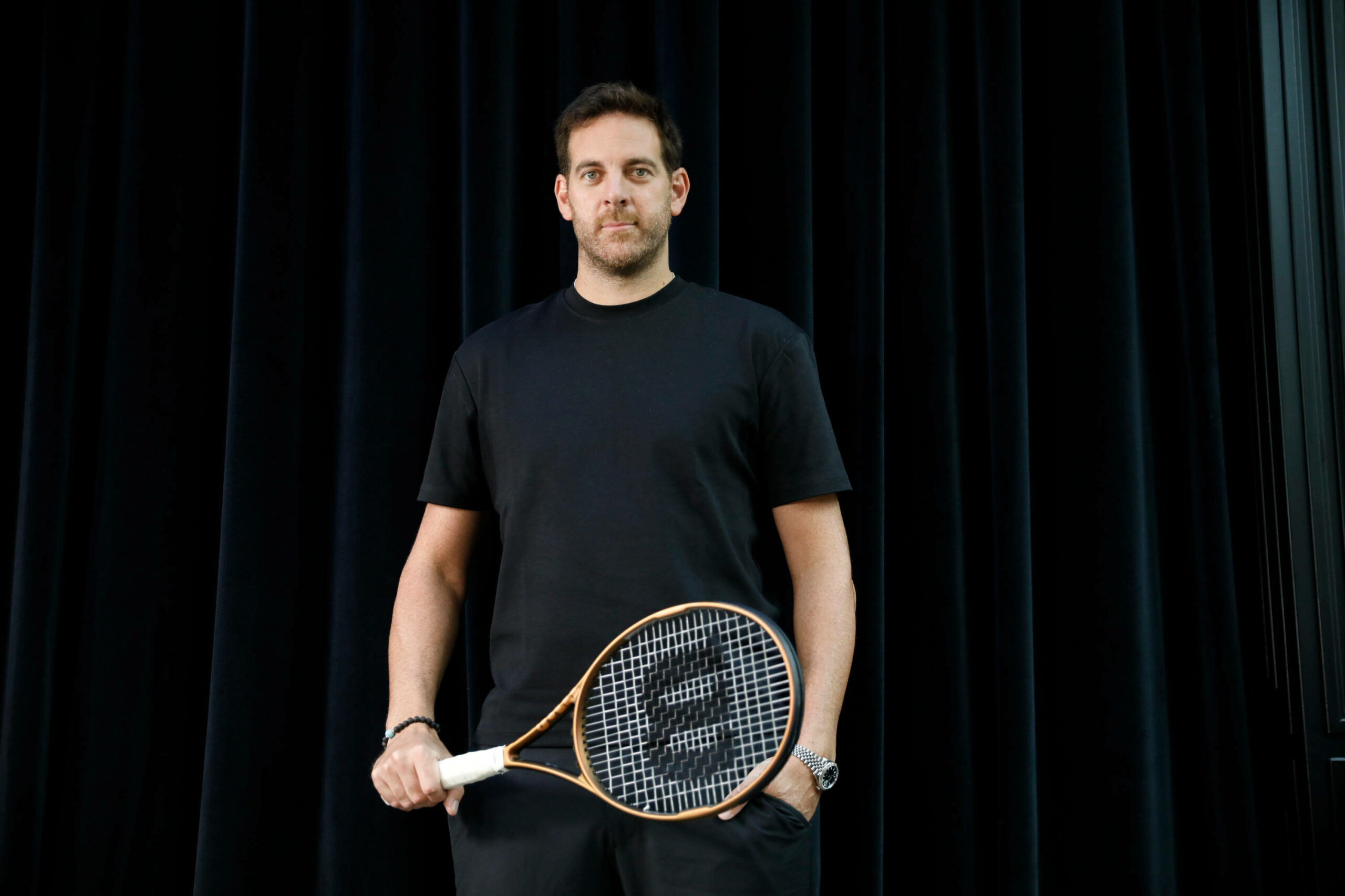 Juan Martin del Potro posiert für die Kamera mit einem Tennisschläger.