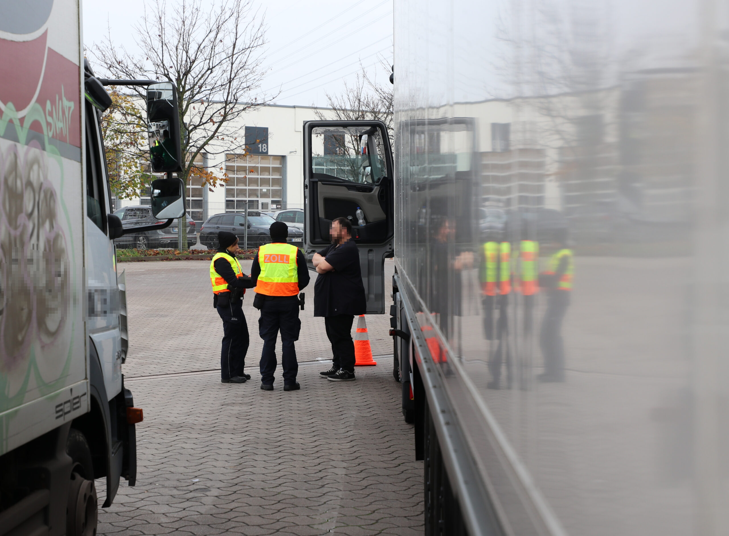 Während der Prüfungen wurden insgesamt 122 Personen zu ihren Arbeitsverhältnissen befragt.