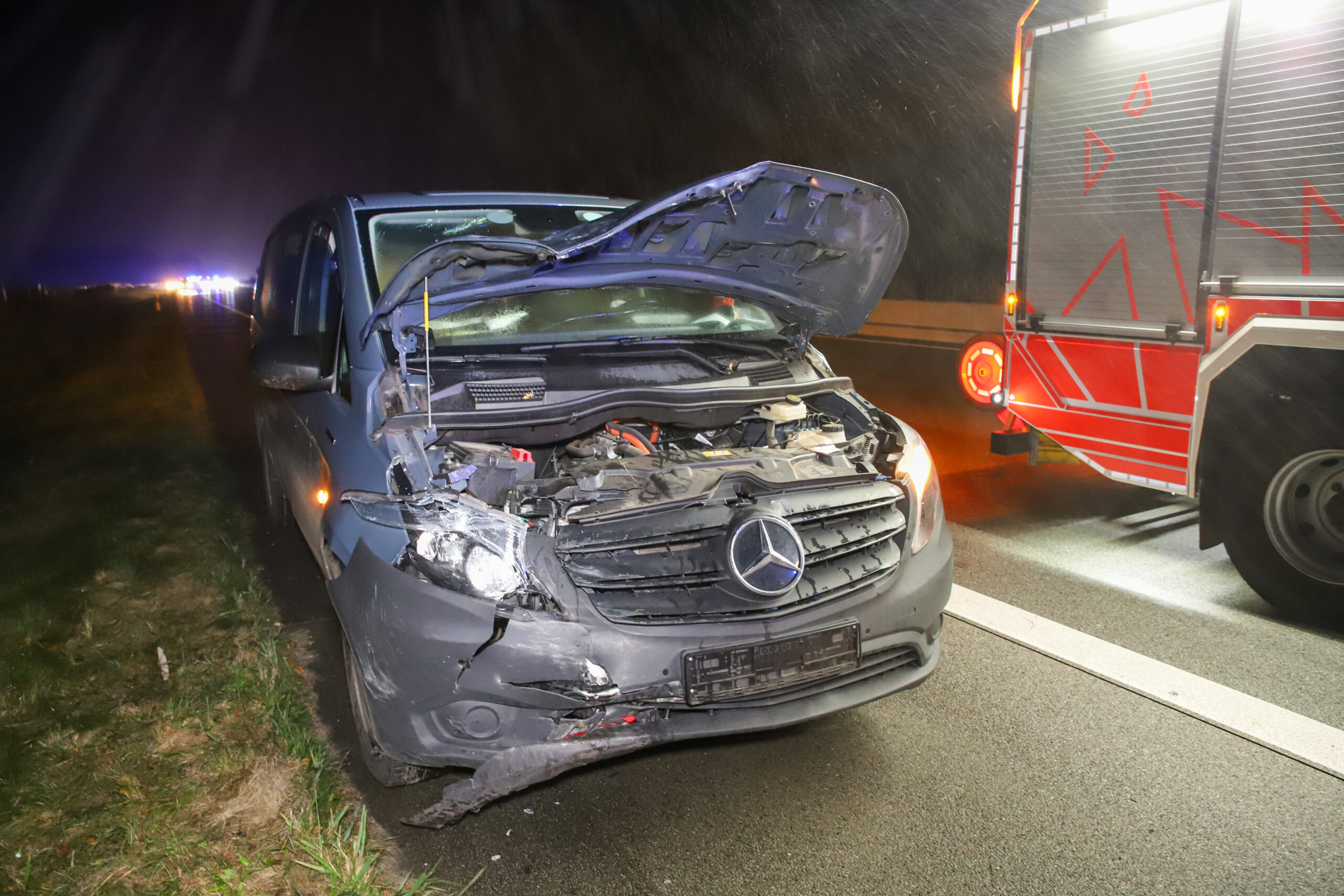 Bei einem Unfall auf der A7 wurden fünf Personen leicht verletzt.