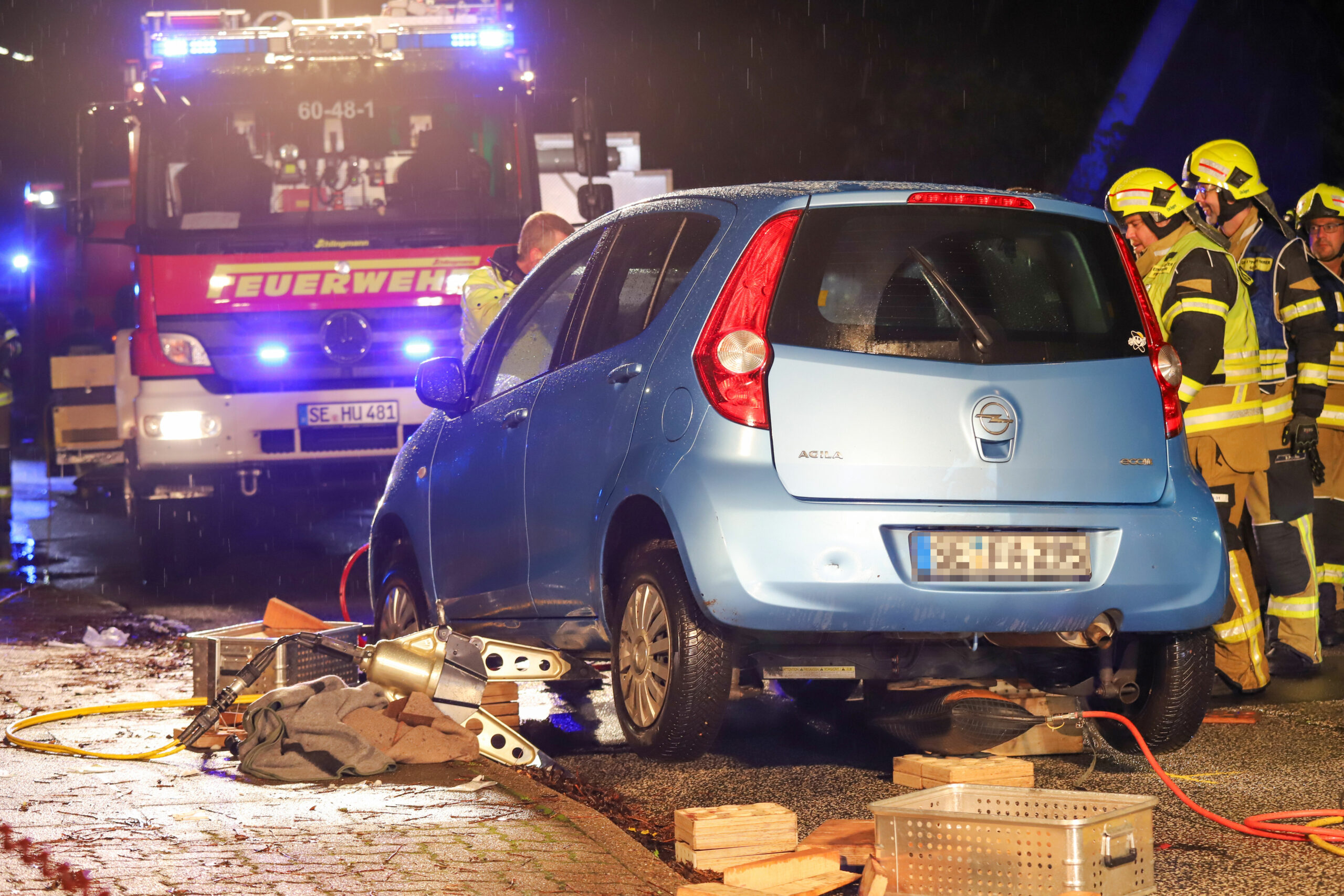 Eine Frau ist am Sonntagabend in Henstedt-Ulzburg von einem Fahrzeug erfasst worden.