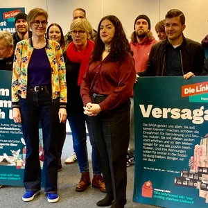 Menschengruppe mit Plakaten