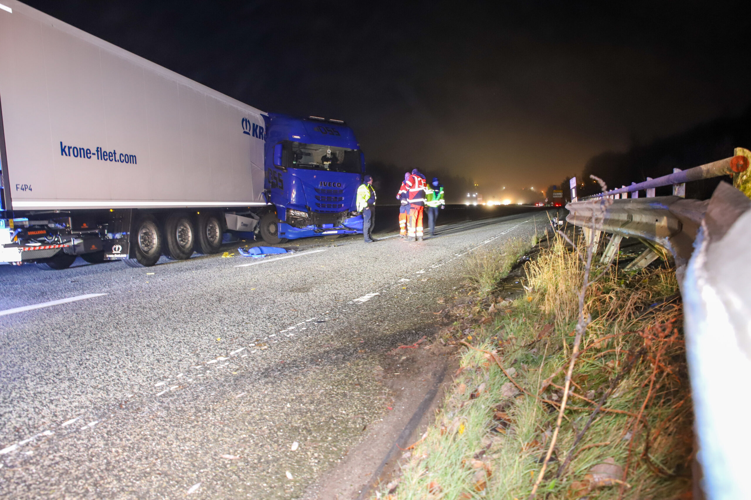 Der Lastwagen prallte gegen die Leitplanke. Der Fahrer wurde verletzt.