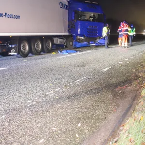 Der Lastwagen prallte gegen die Leitplanke. Der Fahrer wurde verletzt.