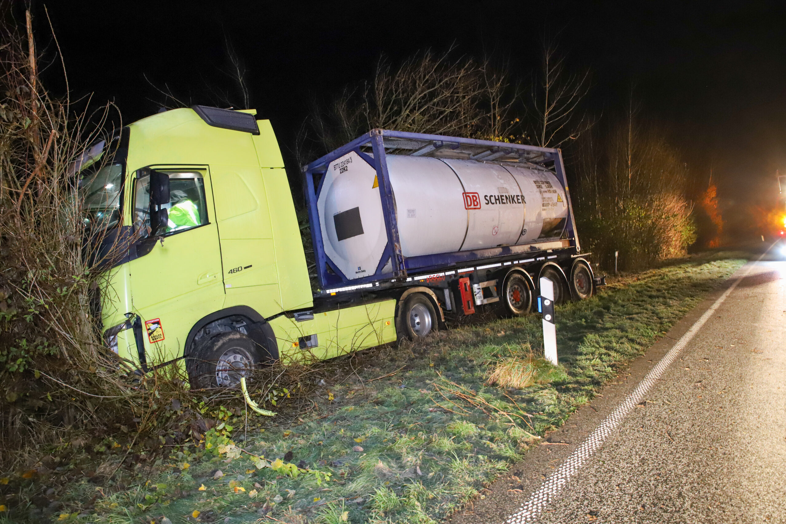 Der von der Straße abgekommene Sattelzug auf dem Grünstreifen neben der B5 bei Wilster (Landkreis Steinburg).