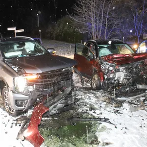 Der junge Fahrer verlor auf glatter Fahrbahn die Kontrolle und kollidierte mit einem weiteren Fahrzeug.