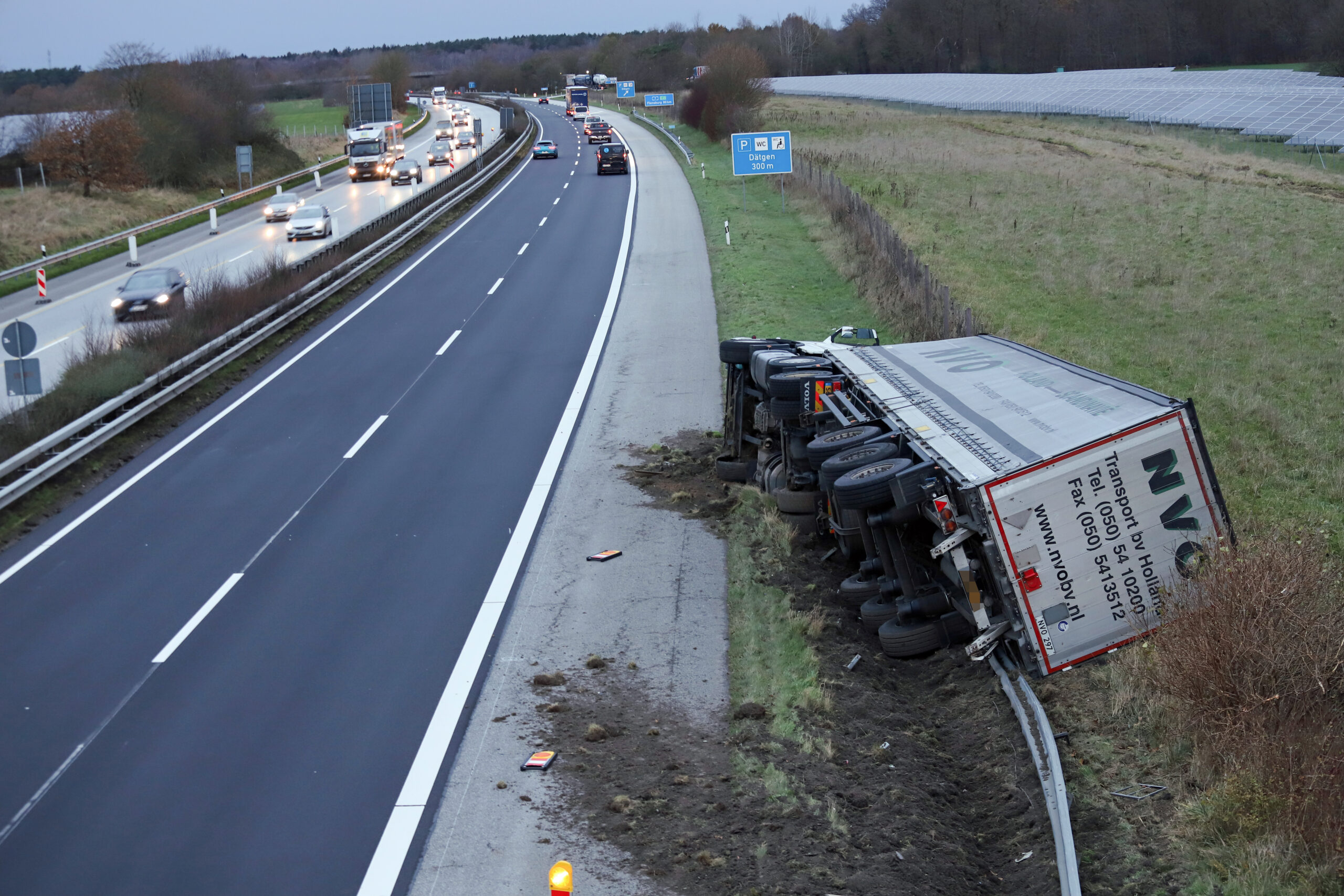 Der Lkw soll von einem Spezialkran geborgen werden.