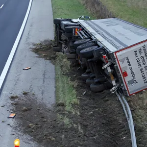 Der Lkw soll von einem Spezialkran geborgen werden.