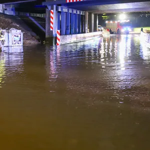 In Rellingen wurde die Unterführung der A23 überflutet.