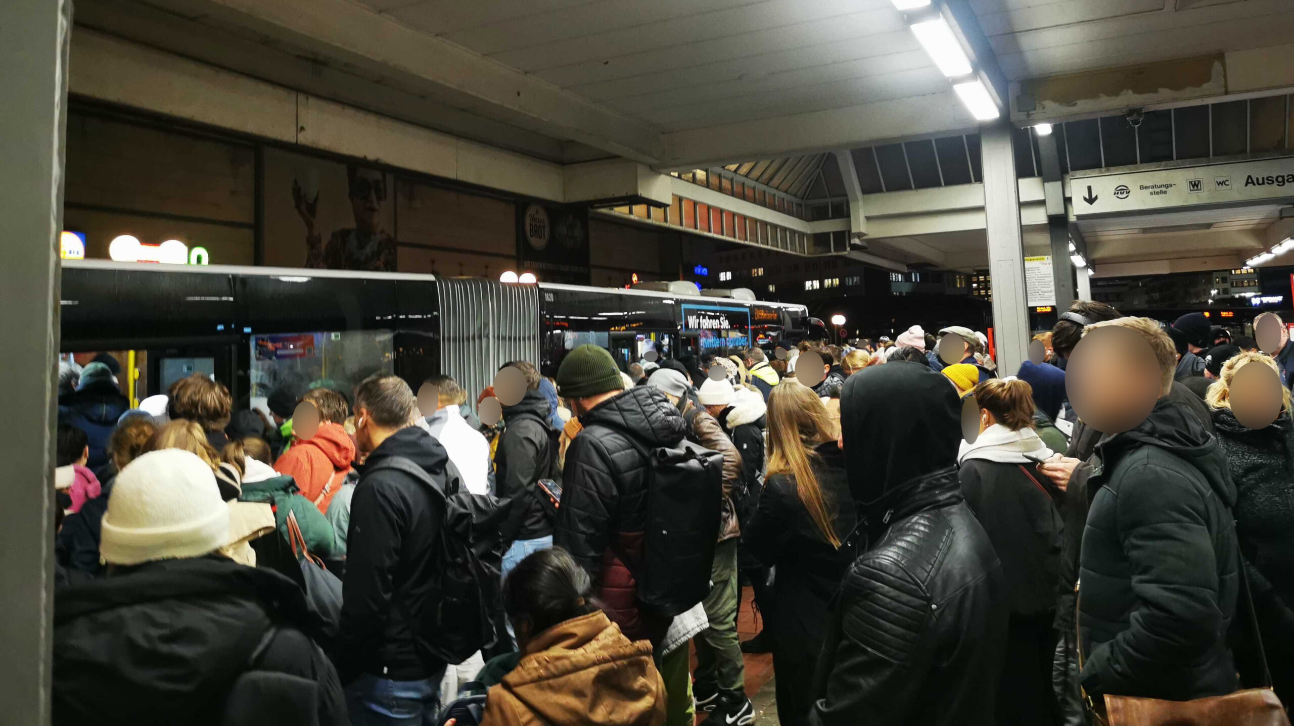 Eine Menschenmenge steht am Busbahnhof in Altona.