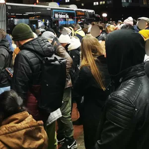 Eine Menschenmenge steht am Busbahnhof in Altona.