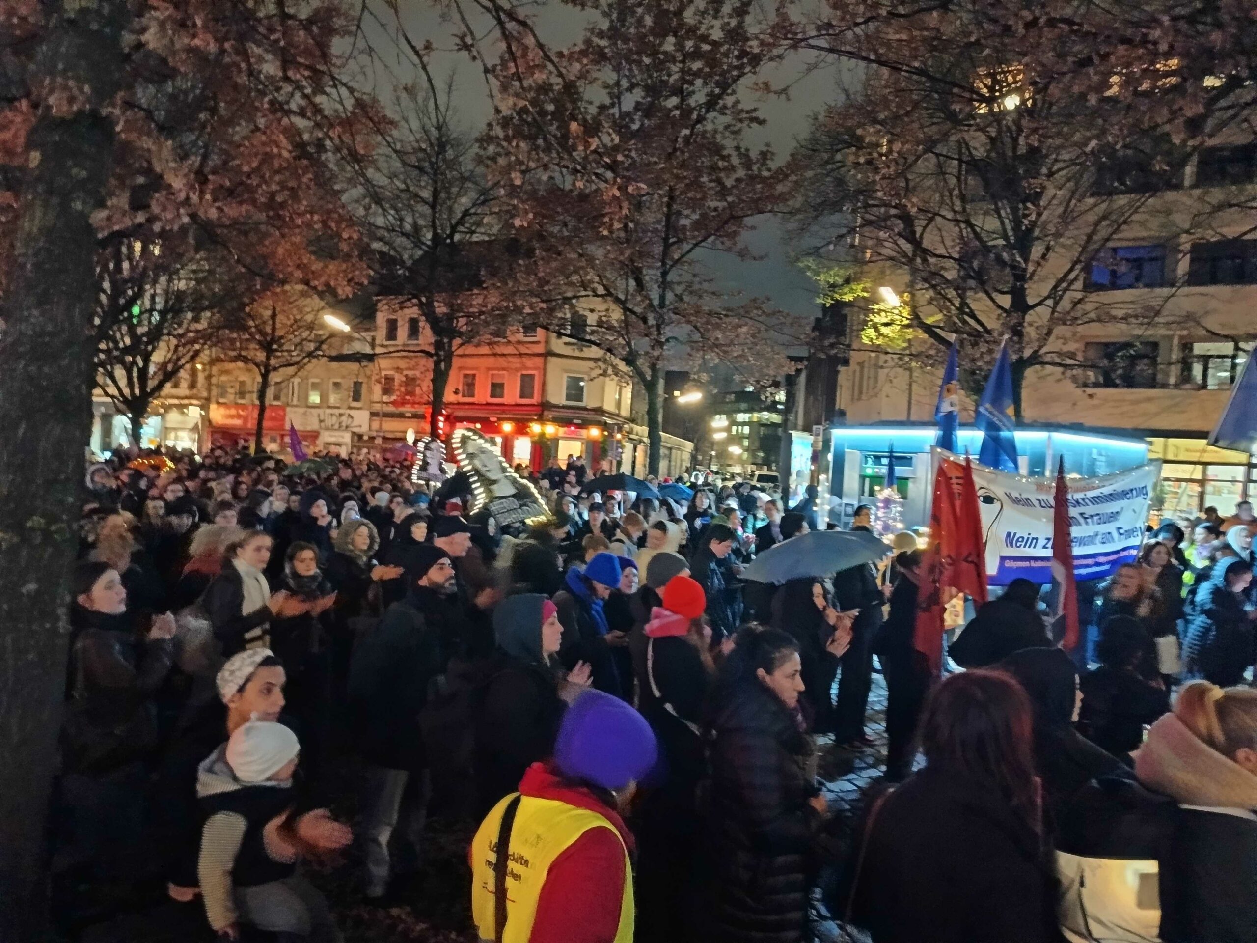 Demonstranten versammeln sich am Alma-Wartenberg-Platz in Ottensen.