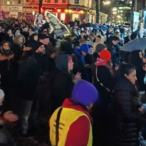 Demonstranten versammeln sich am Alma-Wartenberg-Platz in Ottensen.