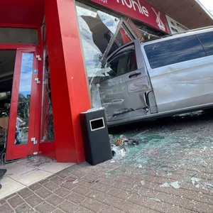 Auto fährt in Bäckerei