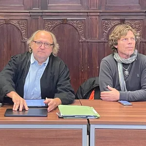 Stephan Pflug (r.) und Ivan Jaklic (l.)mit einem ihrer Anwälte bei ihrer Verhandlung im Amtsgericht Altona.