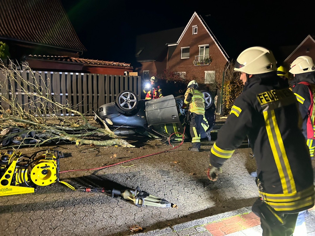 Durch die Wucht des Aufpralls überschlug sich der VW und blieb auf dem Dach liegen.