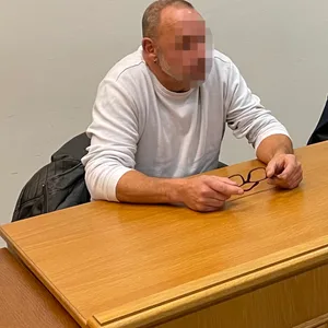 Der Angeklagte Christian B. (58) sitzt zum Prozessbeginn neben seinem Verteidiger im Gerichtssaal.