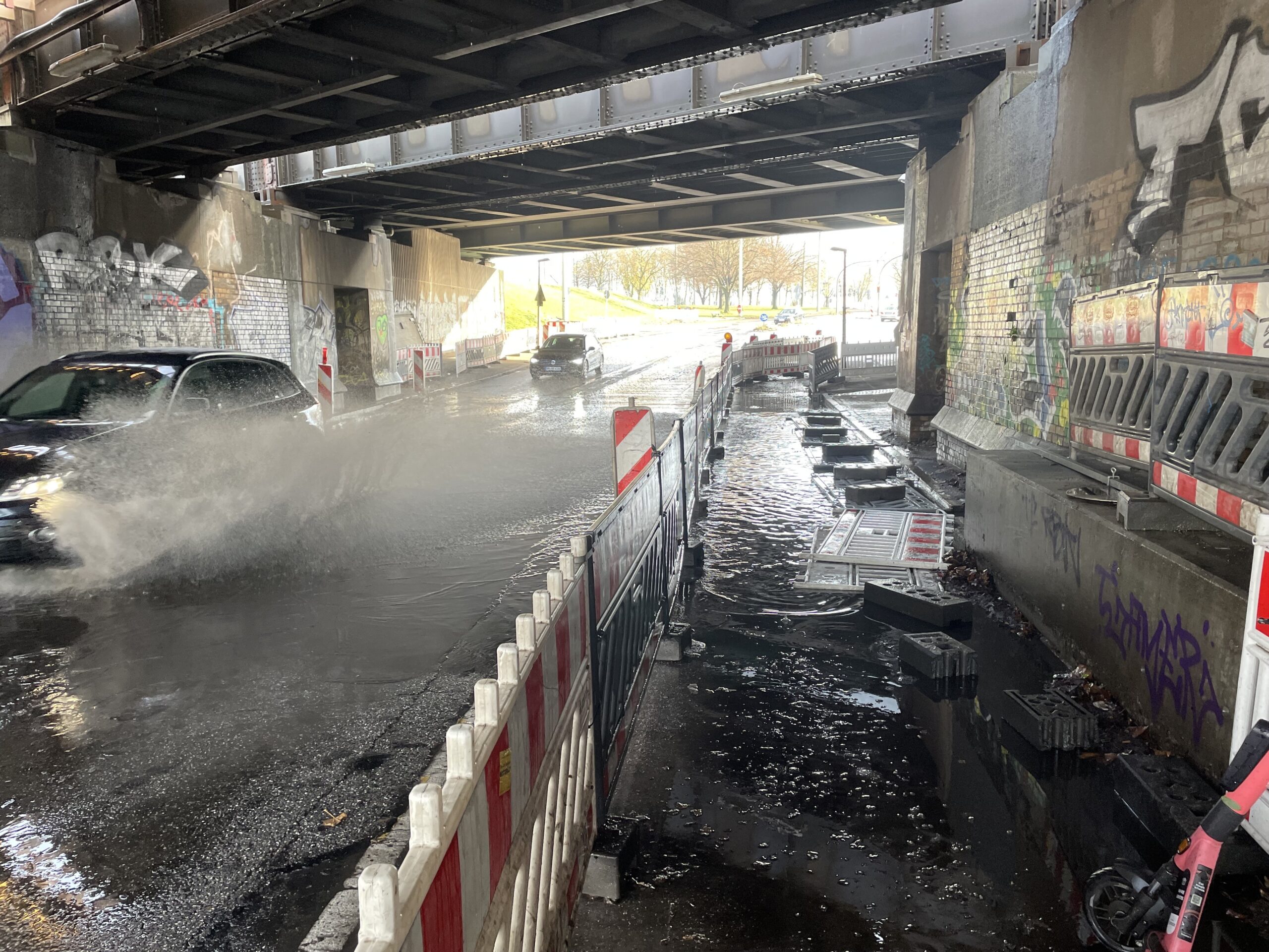 Bei Regen steht die Unterführung regelmäßig unter Wasser. Wer sich dennoch hindurch wagt, riskiert, von Autos nassgespritzt zu werden.