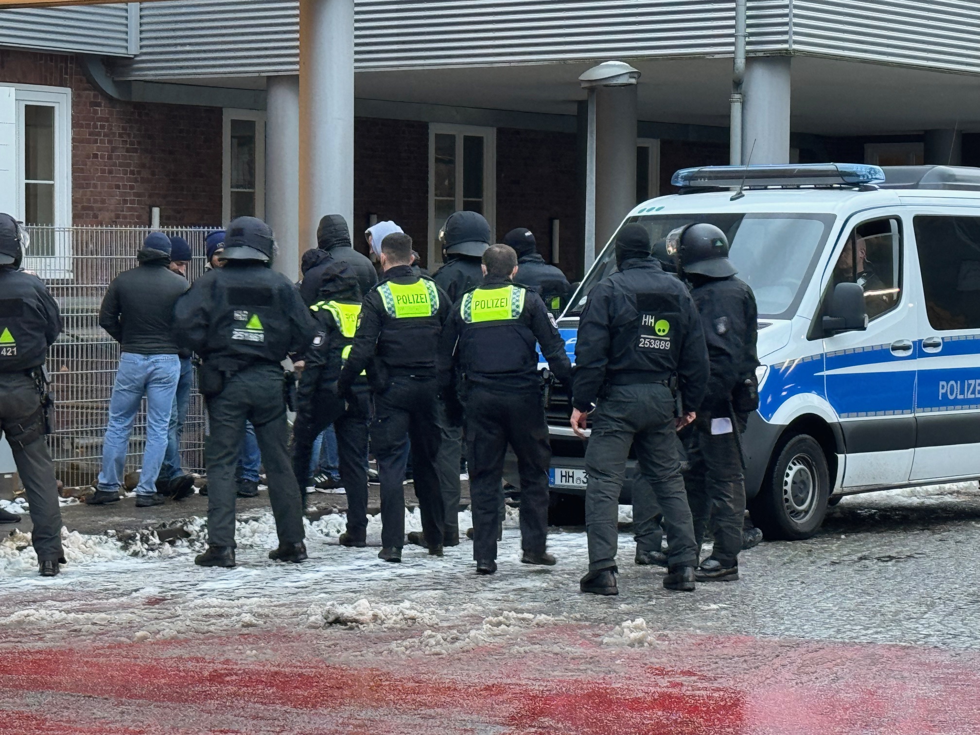 Vor den Schön Klinik in Eilbek wurden rund 20 Schalke-Fans festgenommen.