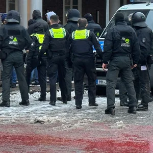 Vor den Schön Klinik wurden rund 20 Schalke-Fans festgenommen.