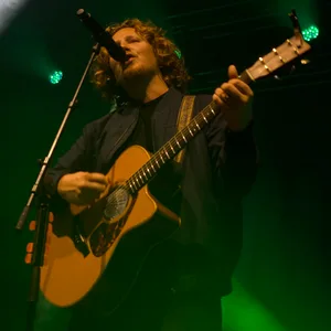Michael Schulte: Lockiger Mann mit Gitarre