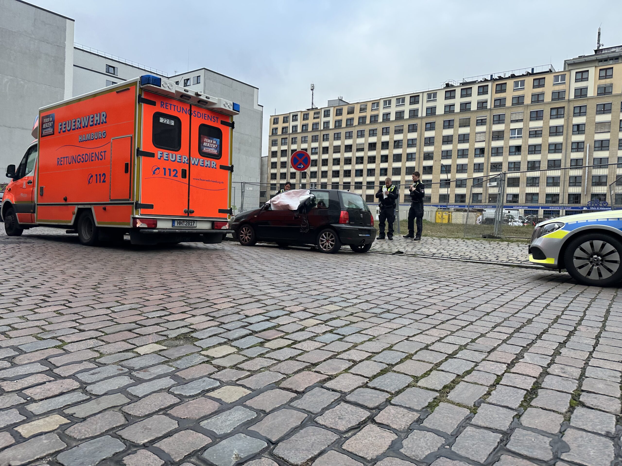 Die Polizei wunderte sich über die beschädigte Seitenscheibe des Fahrzeuges im Wandalenweg.