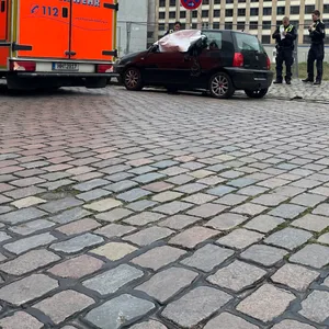 Die Polizei wunderte sich über die beschädigte Seitenscheibe des Fahrzeuges im Wandalenweg.