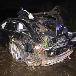 Ein völlig zerstörter schwarzer Audi