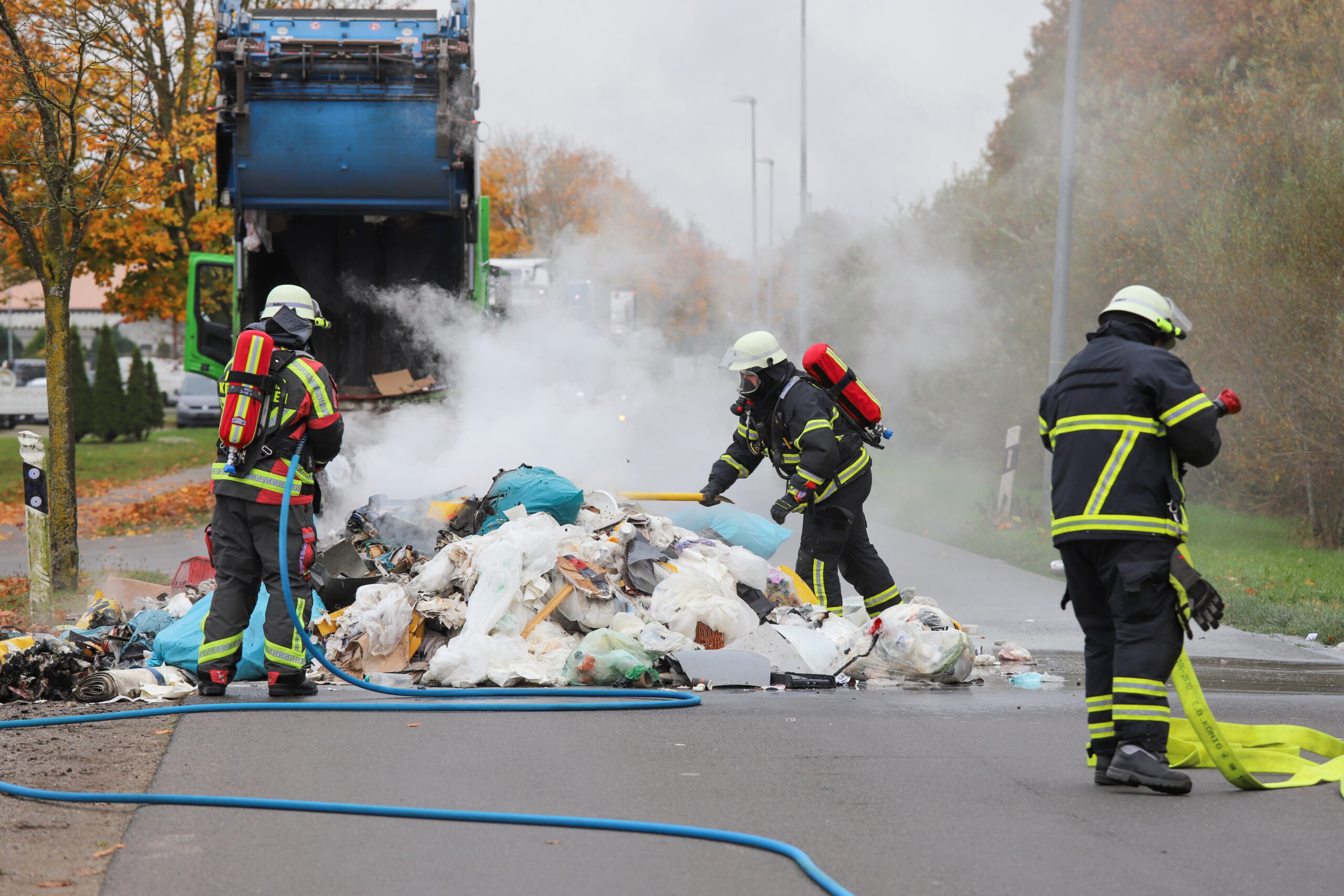 Die Ladung eines Müllfahrzeuges fing plötzlich Feuer.