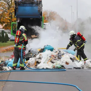 Die Ladung eines Müllfahrzeuges fing plötzlich Feuer.
