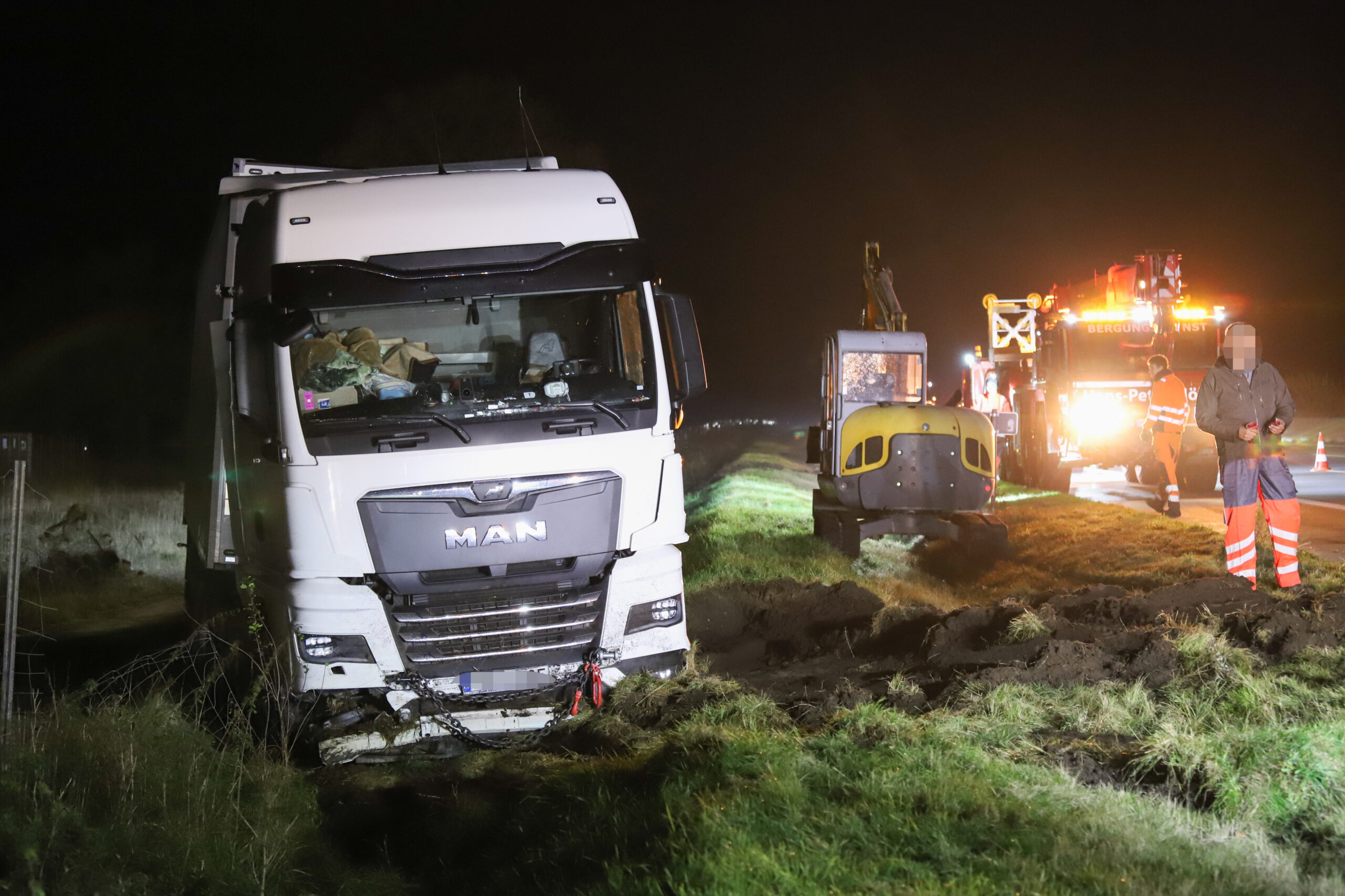 Der Lastwagen kam zwischen Großenaspe und Bad Bramstedt von der A7 ab und durchbrach einen Wildschutzzaun.