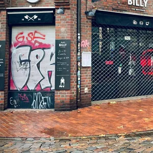 Der Laden „Billy the Butcher“ mit heruntergelassenen Rollläden. Ab dem 25. Dezember ist der Laden offiziell zu.