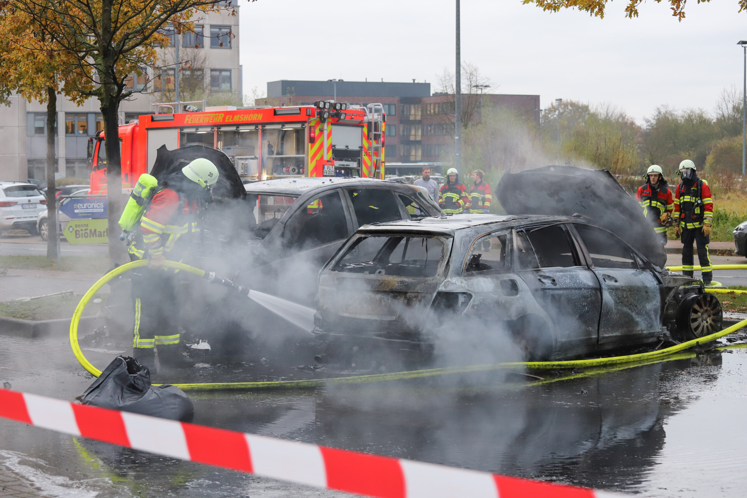 In Elmshorn: Mercedes geht in Flamen auf. Mutter und Tochter haben Glück – sie hatten kurz zuvor darin gesessen.