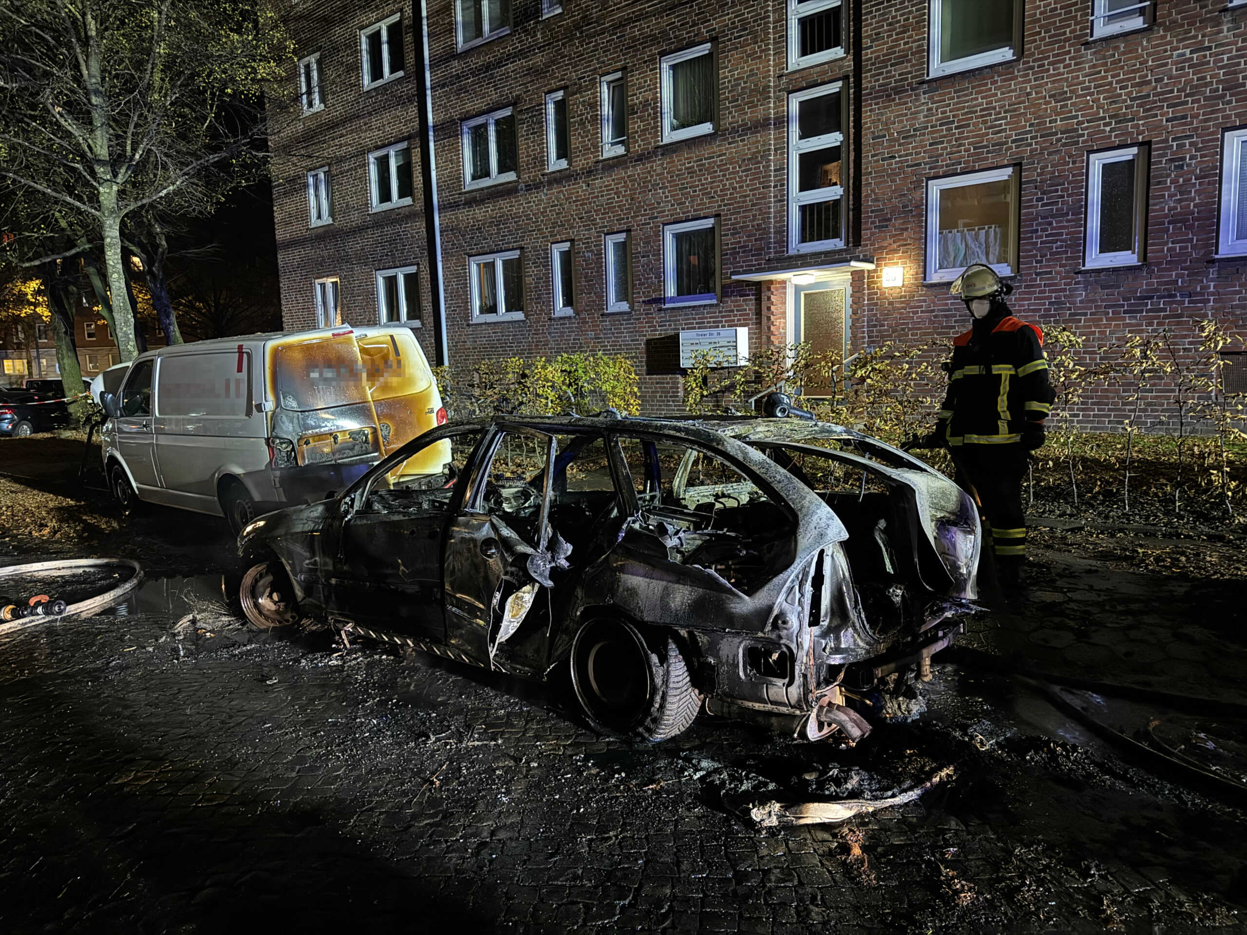 Das ausgebrannte Auto am Straßenrand.