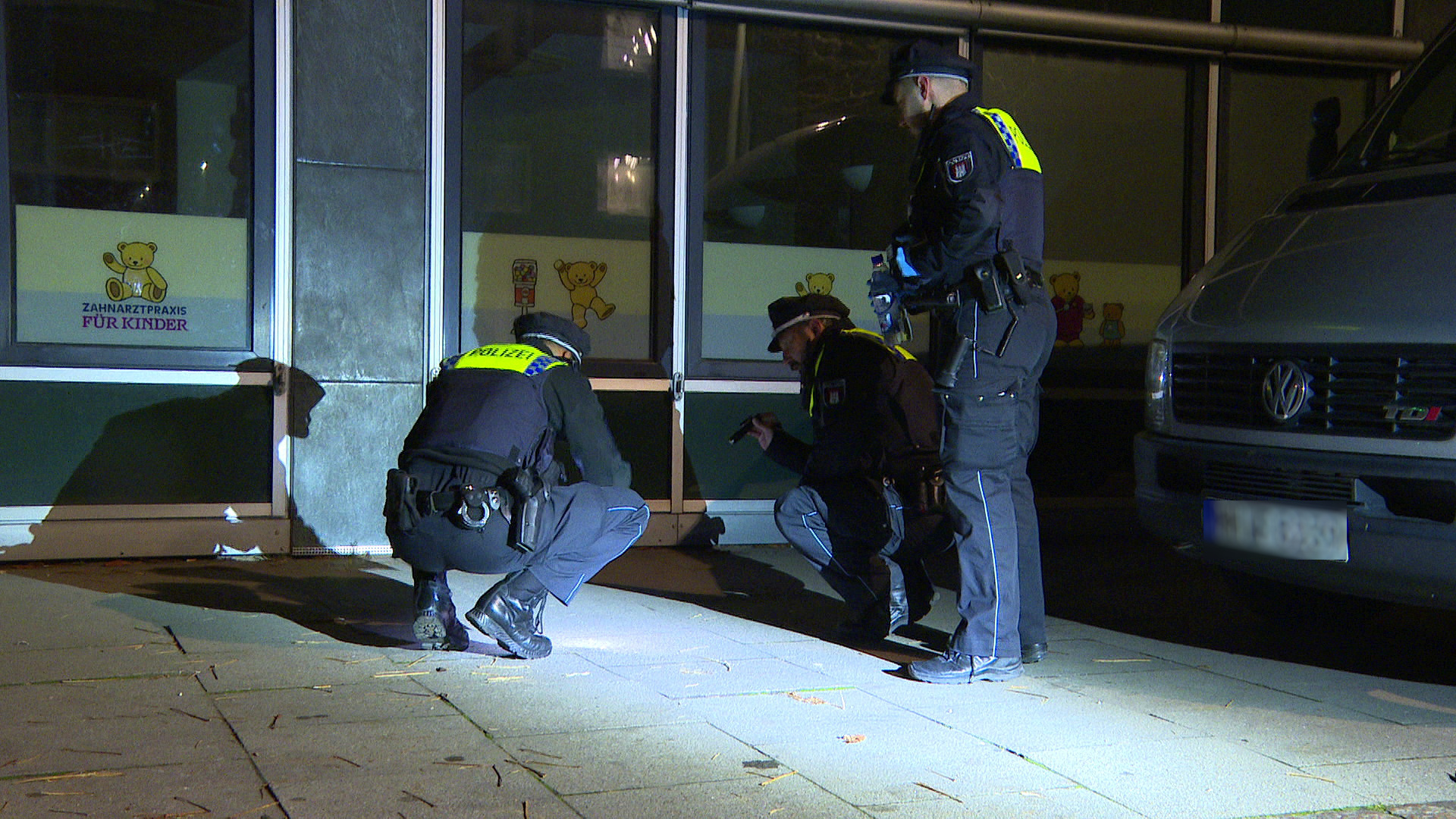 Polizisten untersuchen Blutspuren im Bertha-von-Suttner-Park.