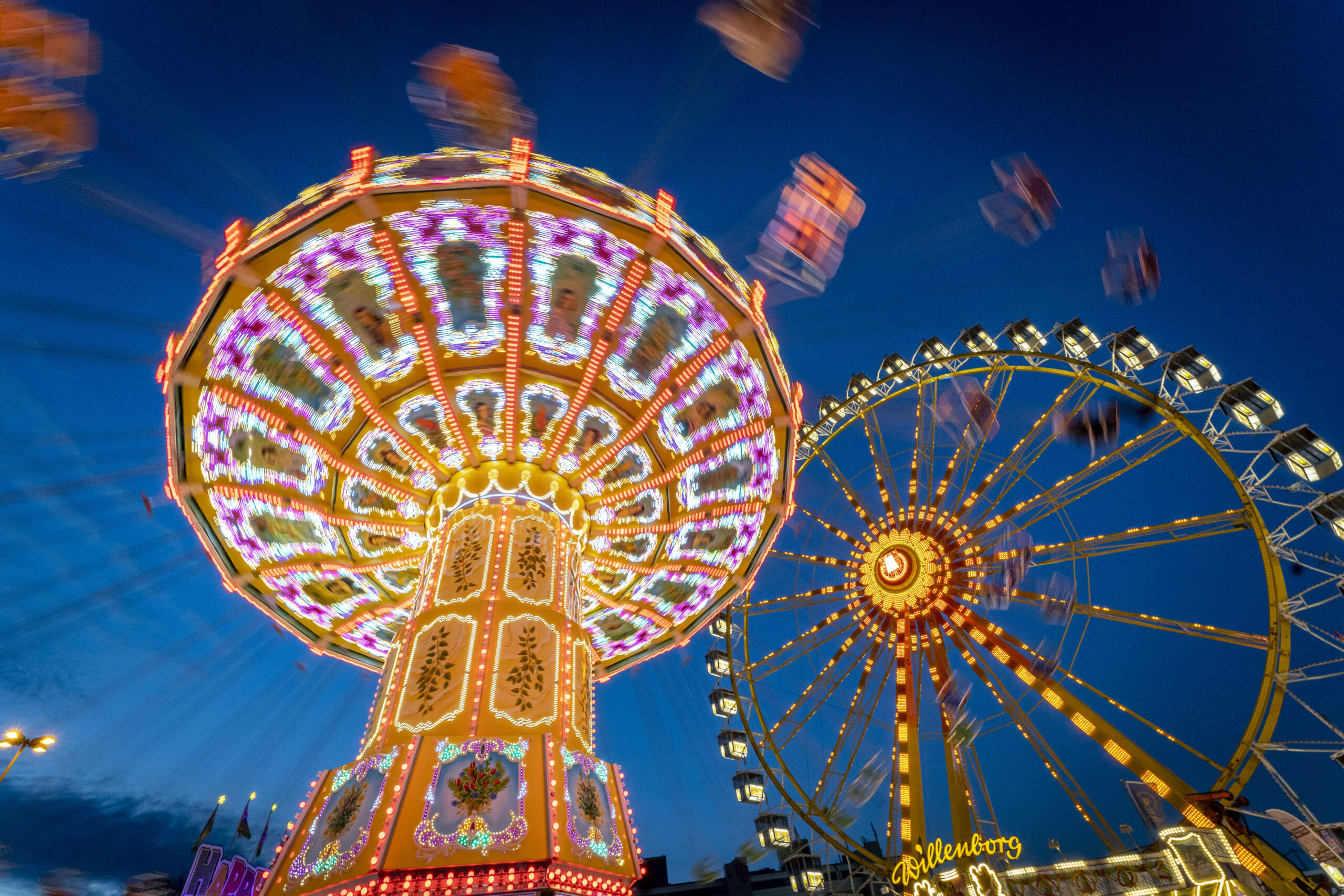 Kettenkarussell und Riesenrad auf dem DOM