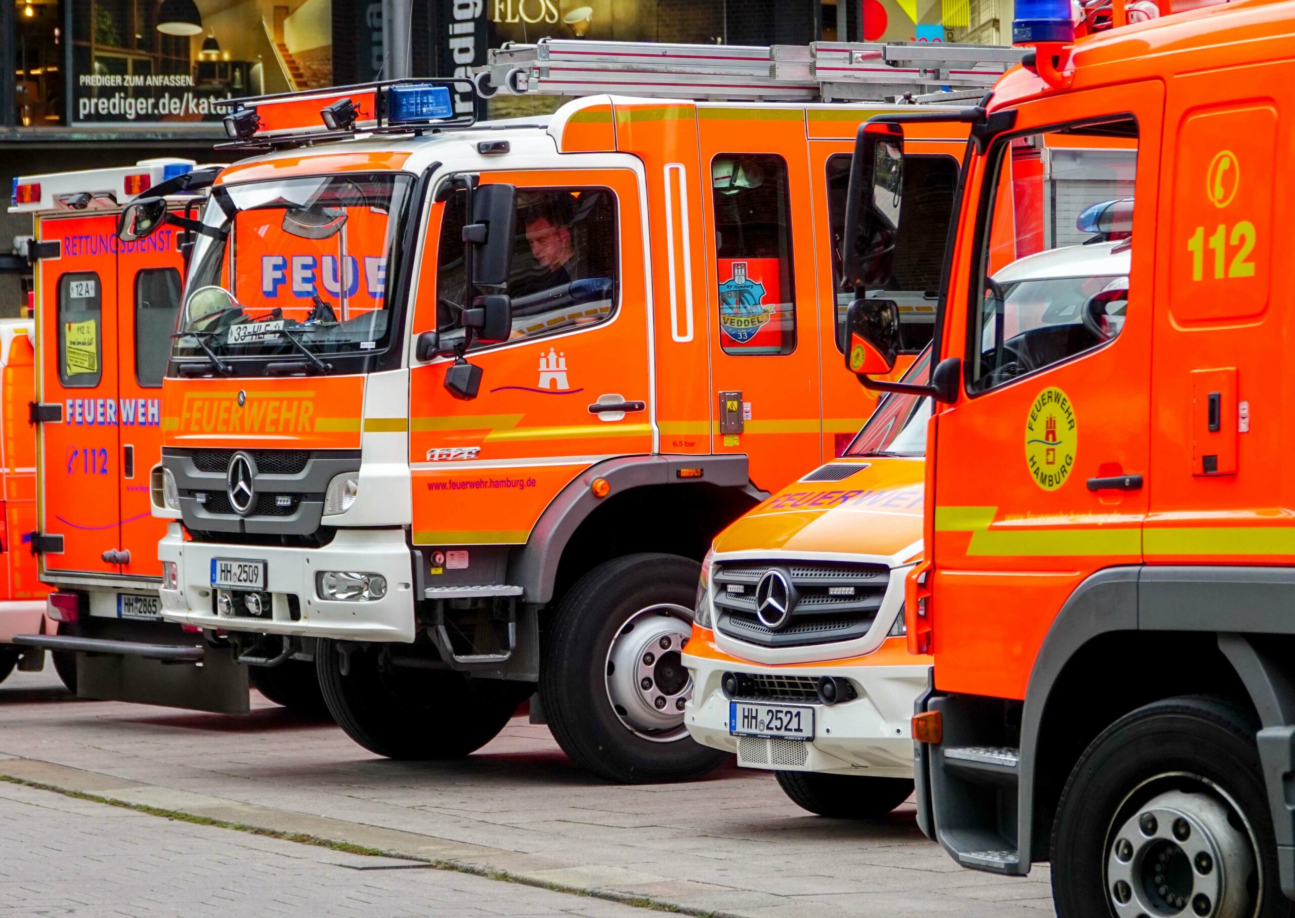 Flammen aus Wohnung – Großeinsatz der feuerwehr in Eidelstedt. Zum Glück keine Verletzten