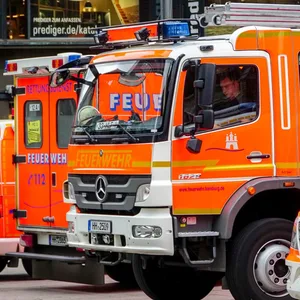 Flammen aus Wohnung – Großeinsatz der feuerwehr in Eidelstedt. Zum Glück keine Verletzten