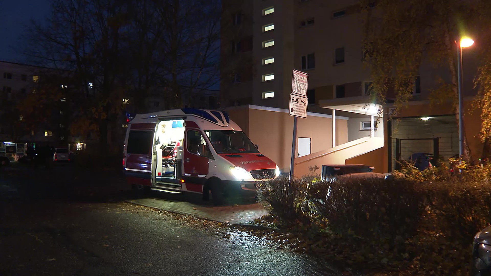 Rettungswagen vor dem Hochhaus in Rostock, aus dem der 34-Jährige mit dem Baby sprang.