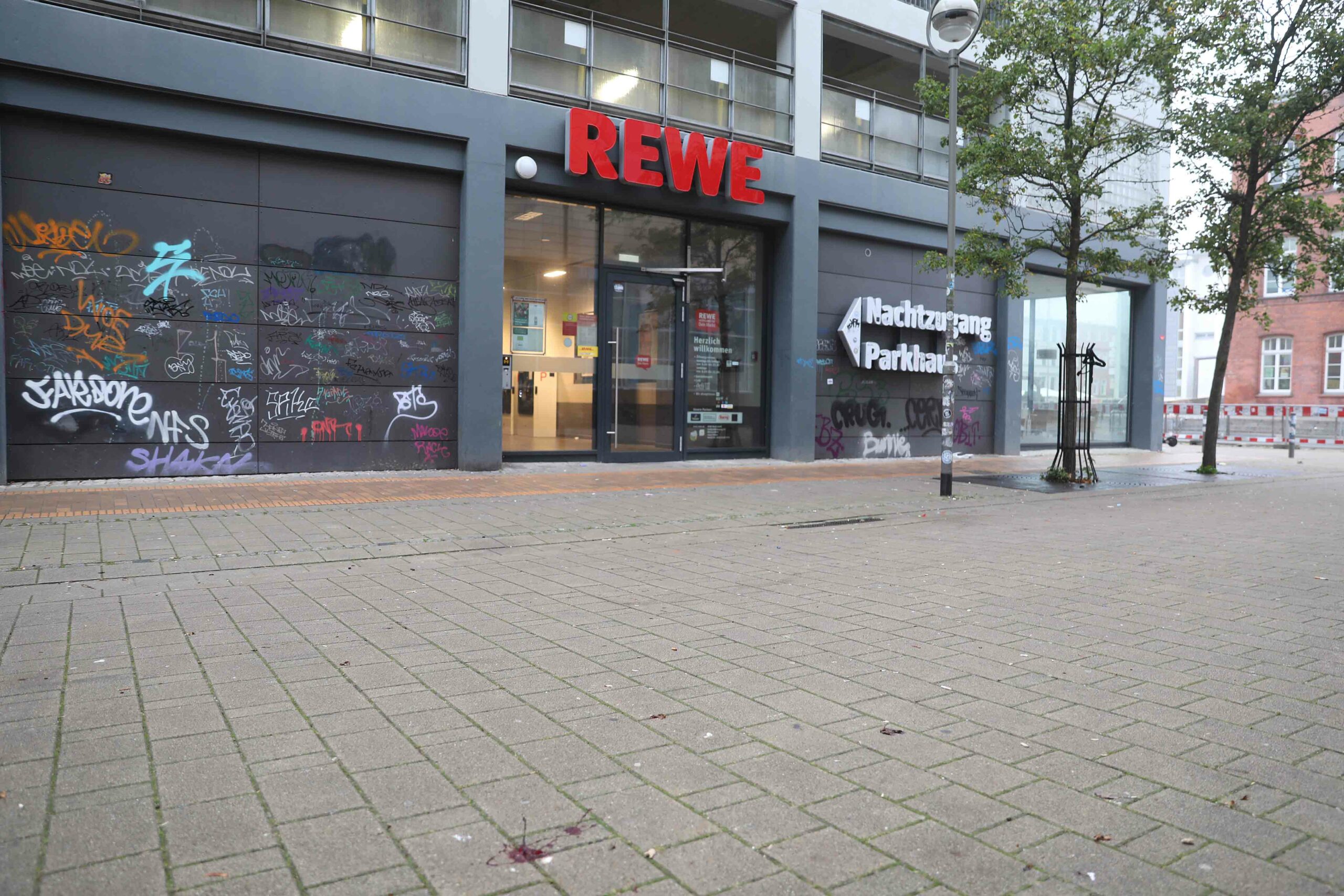 Vor diesem Rewe-Markt eskalierte der Streit. Zwei Männer wurden schwer verletzt.