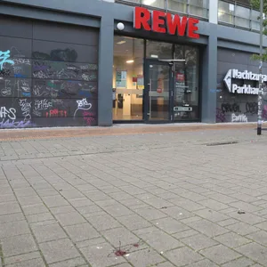 Vor diesem Rewe-Markt eskalierte der Streit. Zwei Männer wurden schwer verletzt.