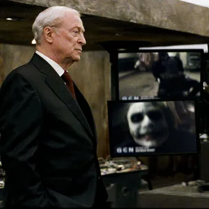 Michael Caine (l.) als Butler Alfred und Christian Bale als Batman in „The Dark Knight“.