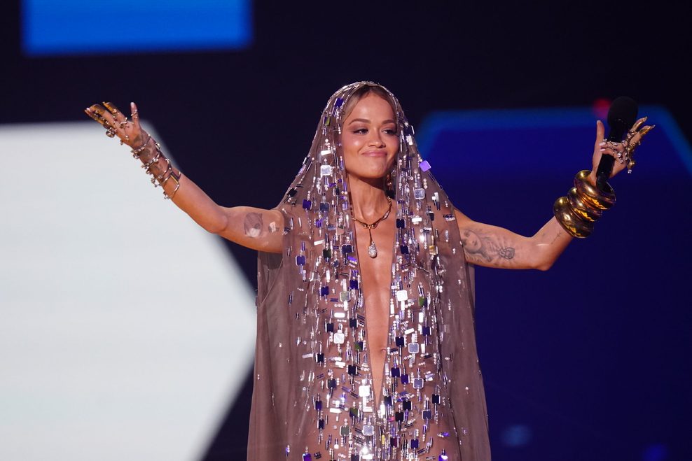 Rita Ora auf der Bühne bei den MTV Europe Music Awards 2024 in Manchester.