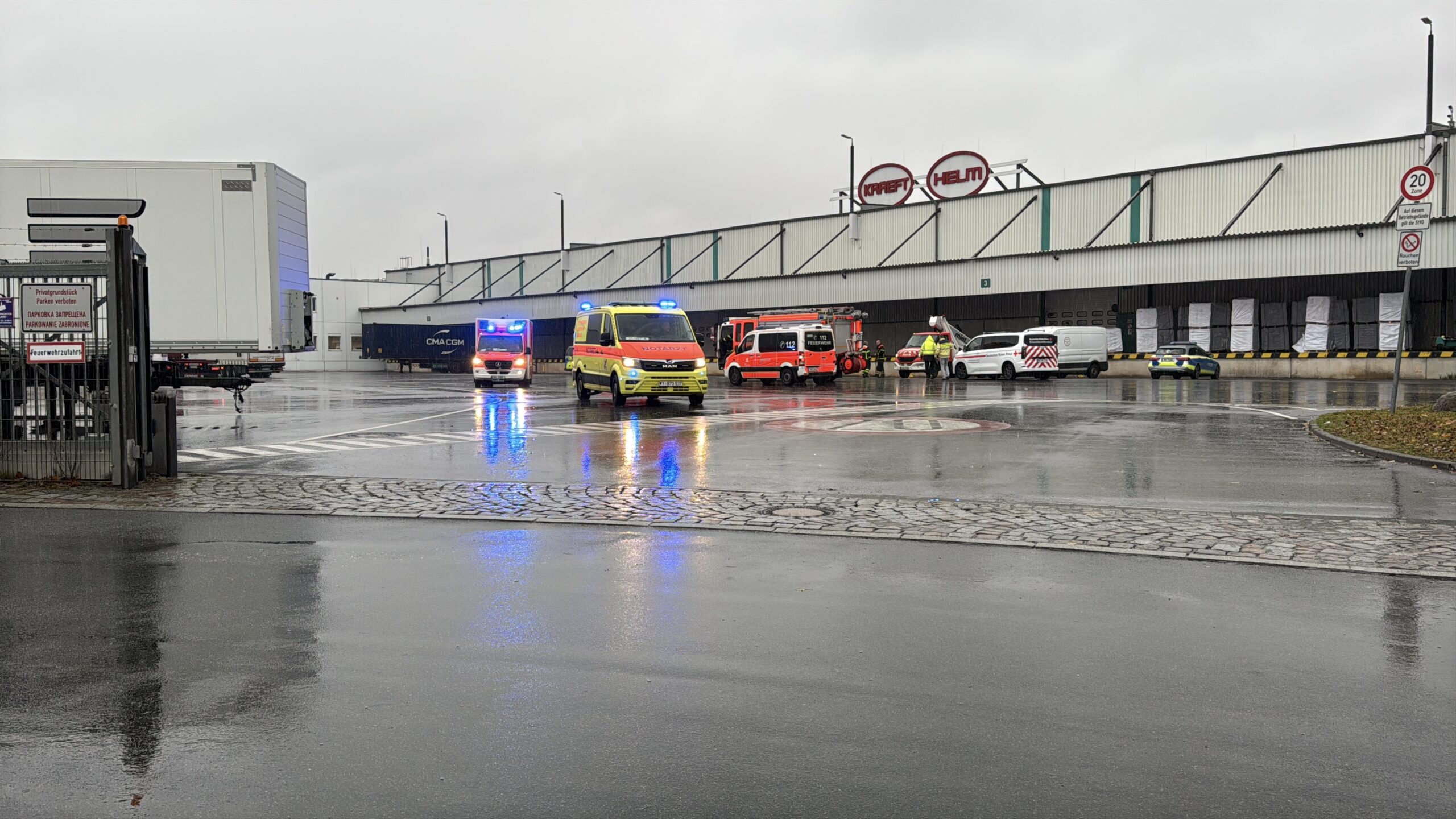 Rettungskräfte am Unglücksort in Steinwerder.