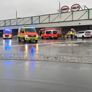 Rettungskräfte am Unglücksort in Steinwerder.