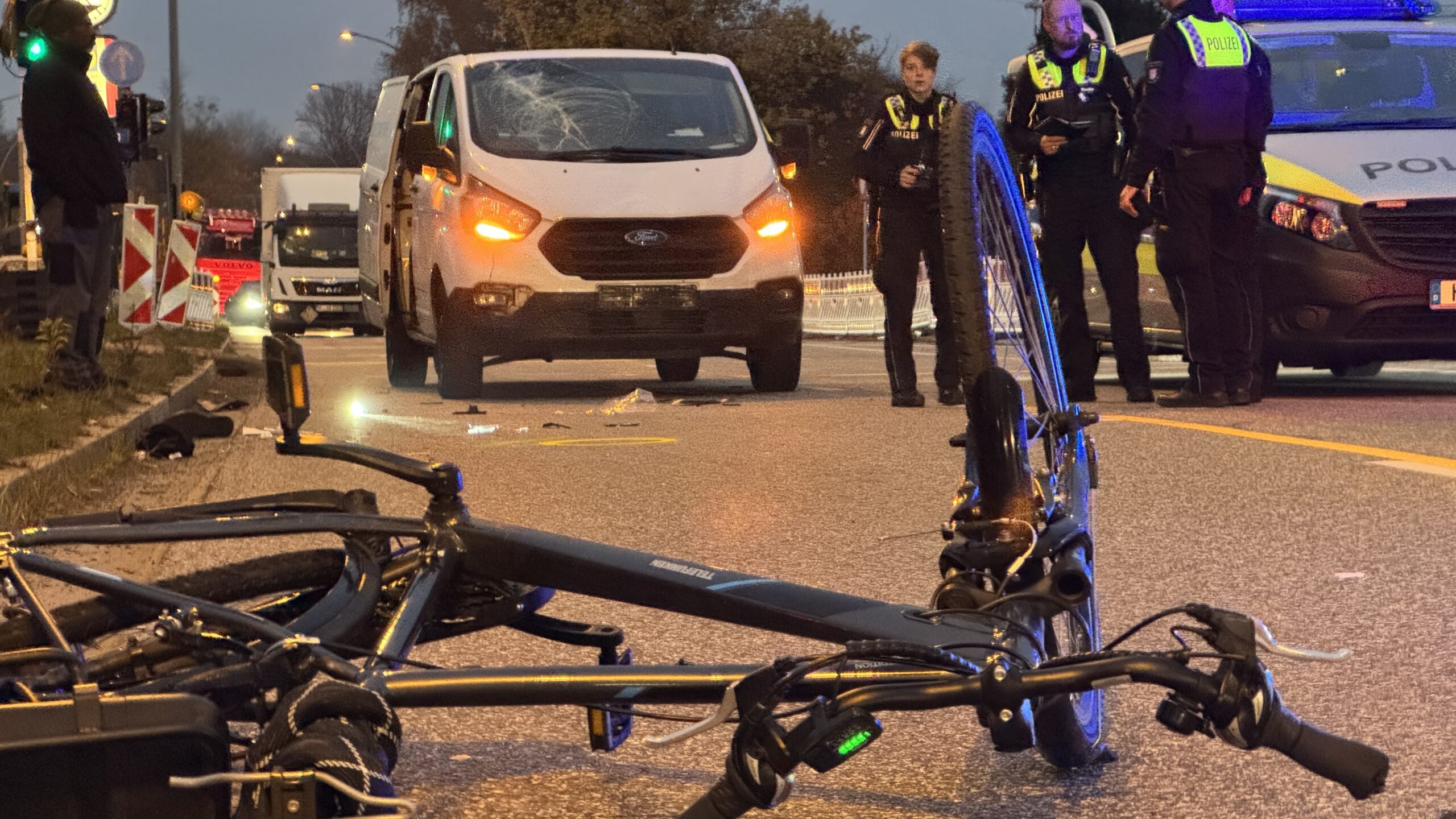 Die Unfallstelle auf der Straße Horner Rampe in Hamburg. Die Polizei ermittelt.