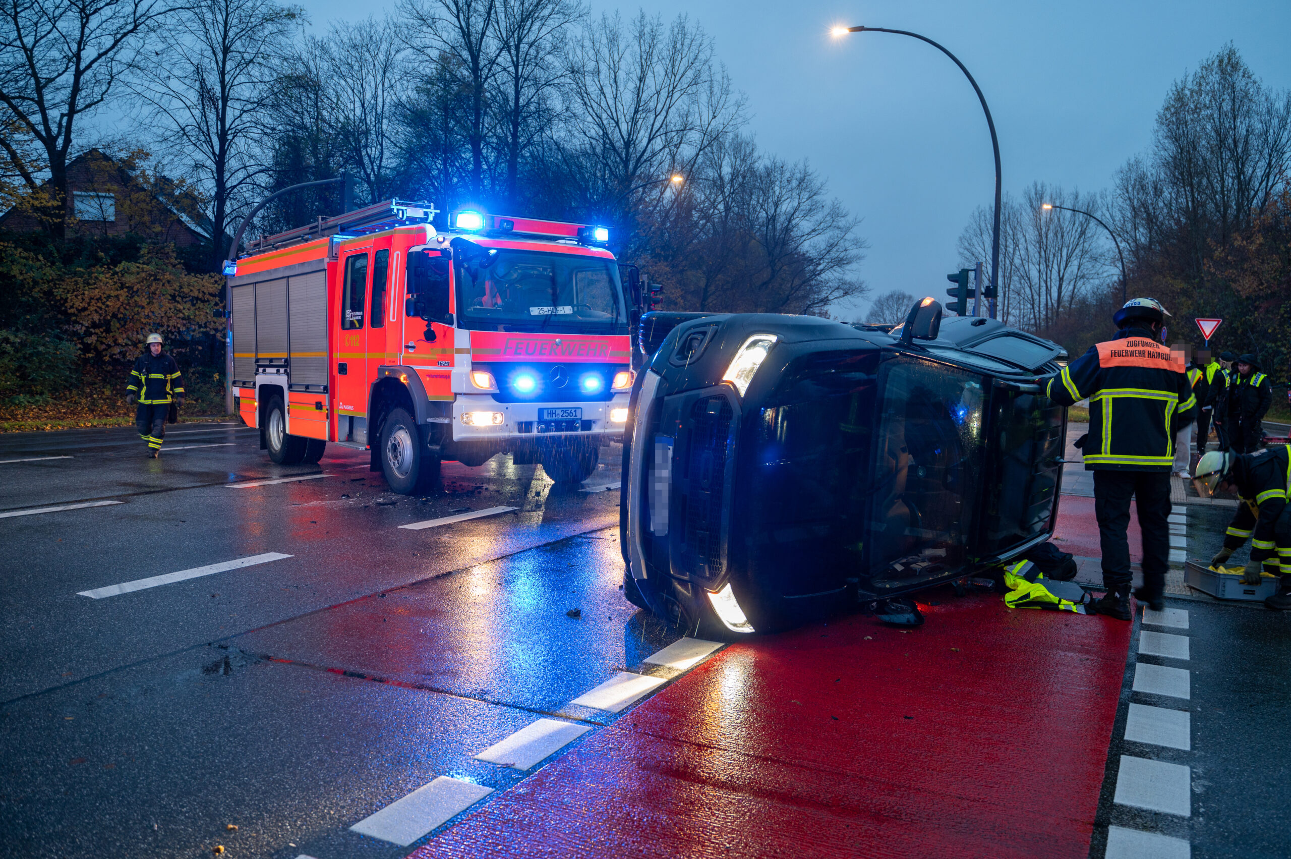 Der Mann konnte sich eigenständig aus dem Pick-up befreien. Er wurde nicht verletzt.